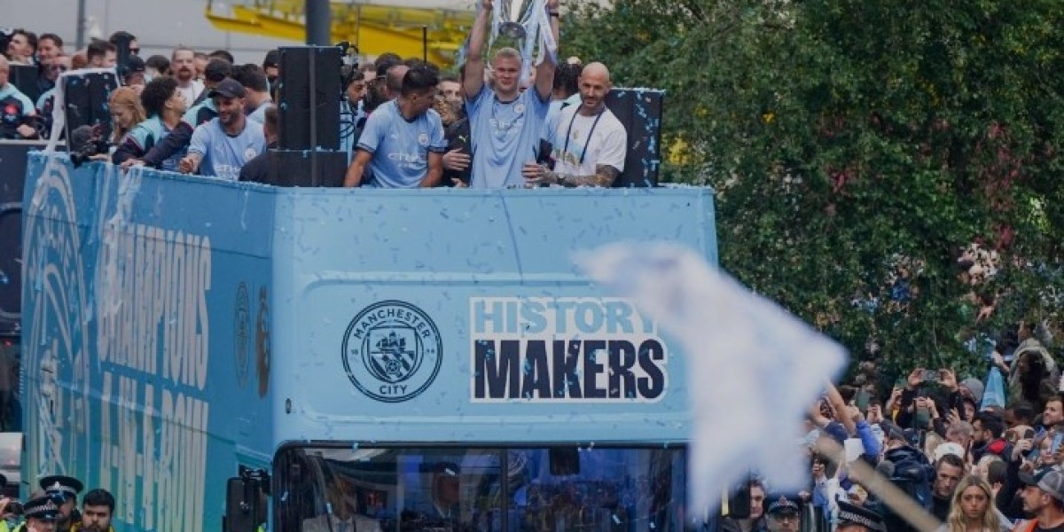 Man City-fans fejrer Premier League-trofæet med blå parade